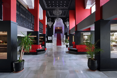 Холл отеля Anezi выдержан в черно-красно-серых тонах.